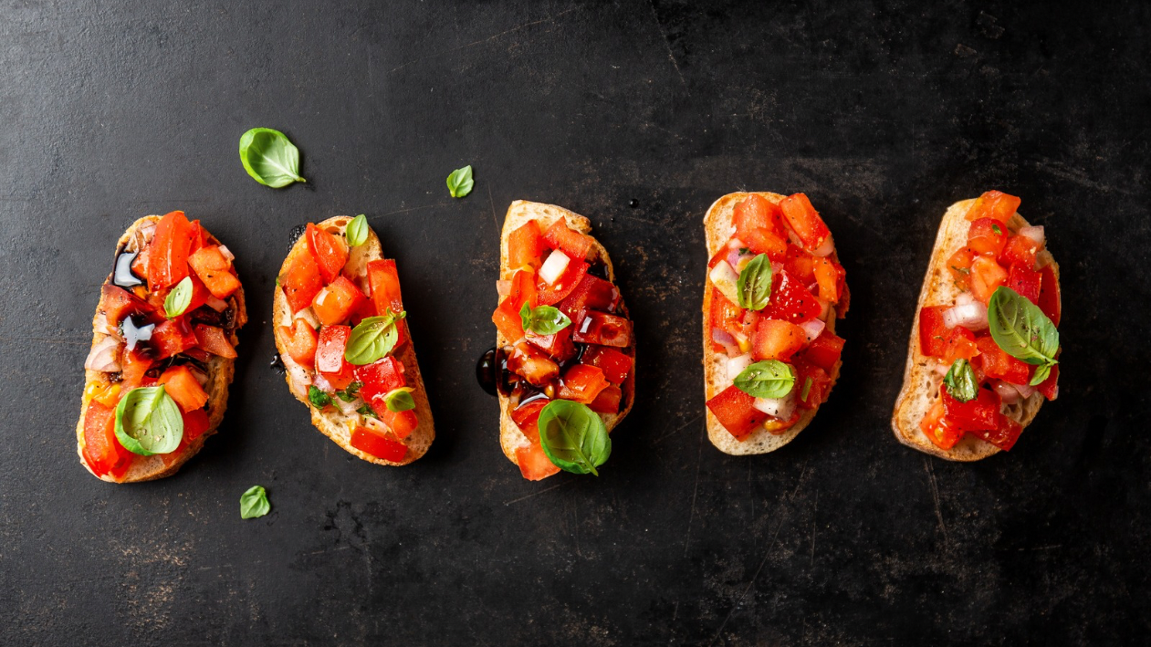 Zeytinyağlı Bruschetta: Akdeniz Lezzetinin Pratik Hali